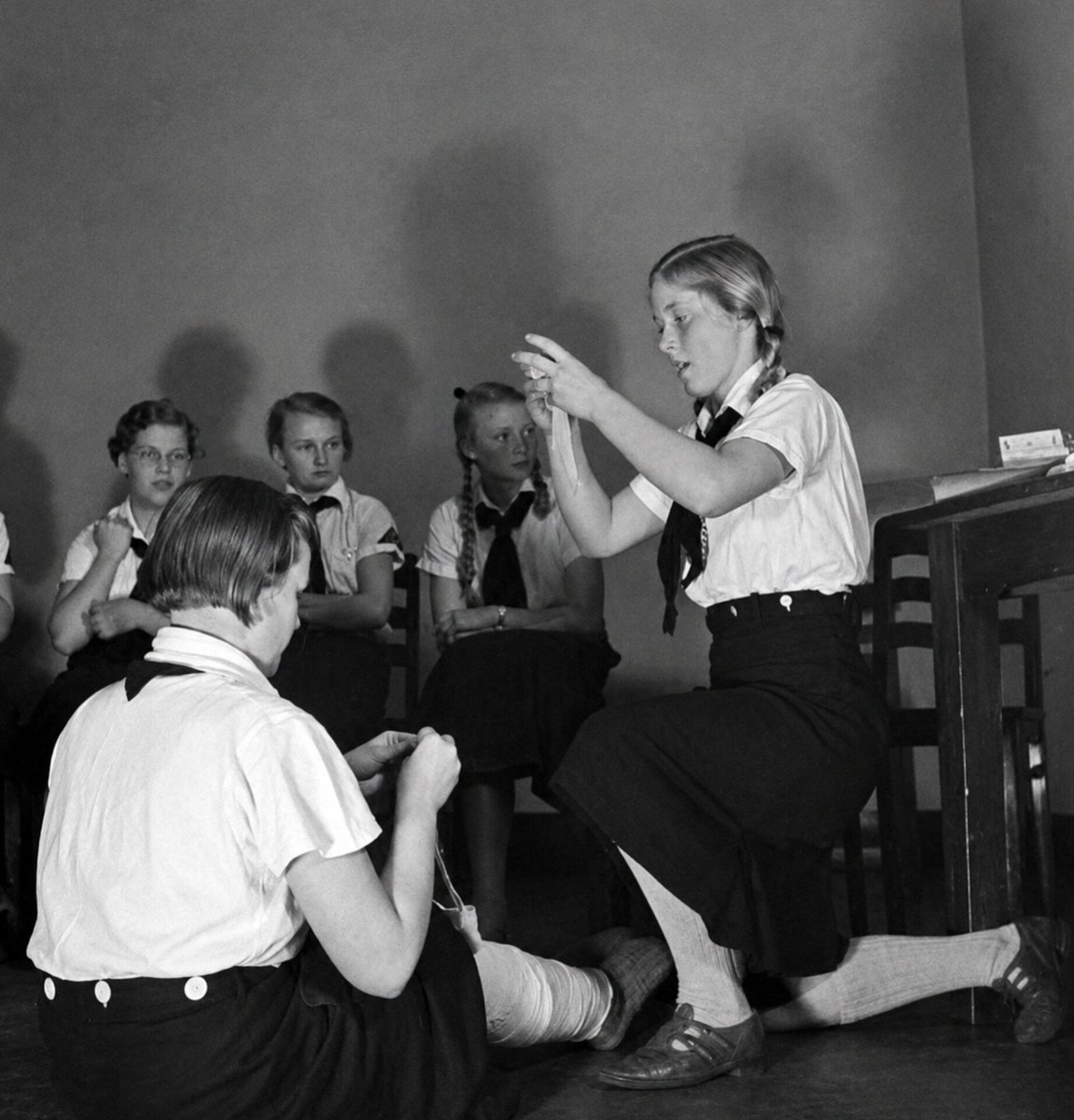 frostblute's tweet photo. BDM girls at First Aid training, Germany 1930s https://t.co/4uNWxZQ3FK