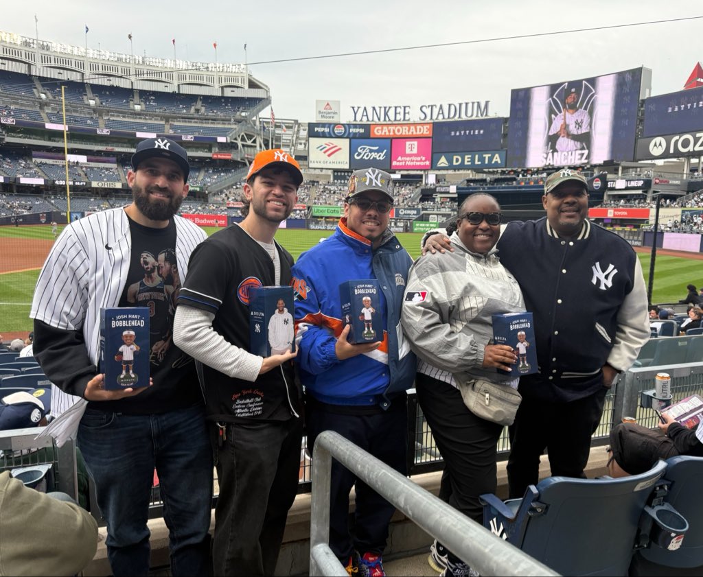 _the6thman's tweet photo. Rather Unique #FanAdvisoryNetwork
I’m Here with the winners of the Josh Hart Bobblehead Contest!
Thank you to my leadership at the FAN for the support.
Relentlessly enhancing the fan experience.
Day by Day! Real Fans x Real Feedback! https://t.co/5SrgqksOr7