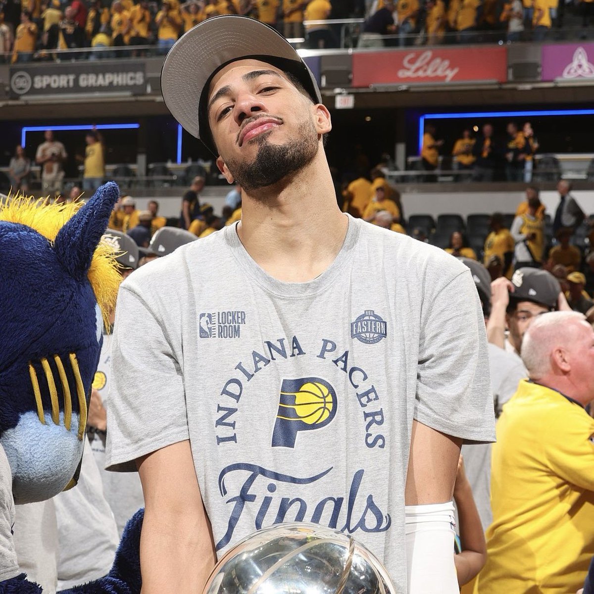 KalshiNBA's tweet photo. "With Haliburton back alongside practically the same team that made the 2025 NBA Finals, plus the additions of Zubac and Kelly Oubre Jr., there is a lot to like about the Pacers. All that stands between Indiana and another deep postseason run is health... the Pacers are the ultimate dark-horse contender in the NBA," per @BrettSiegelNBA.