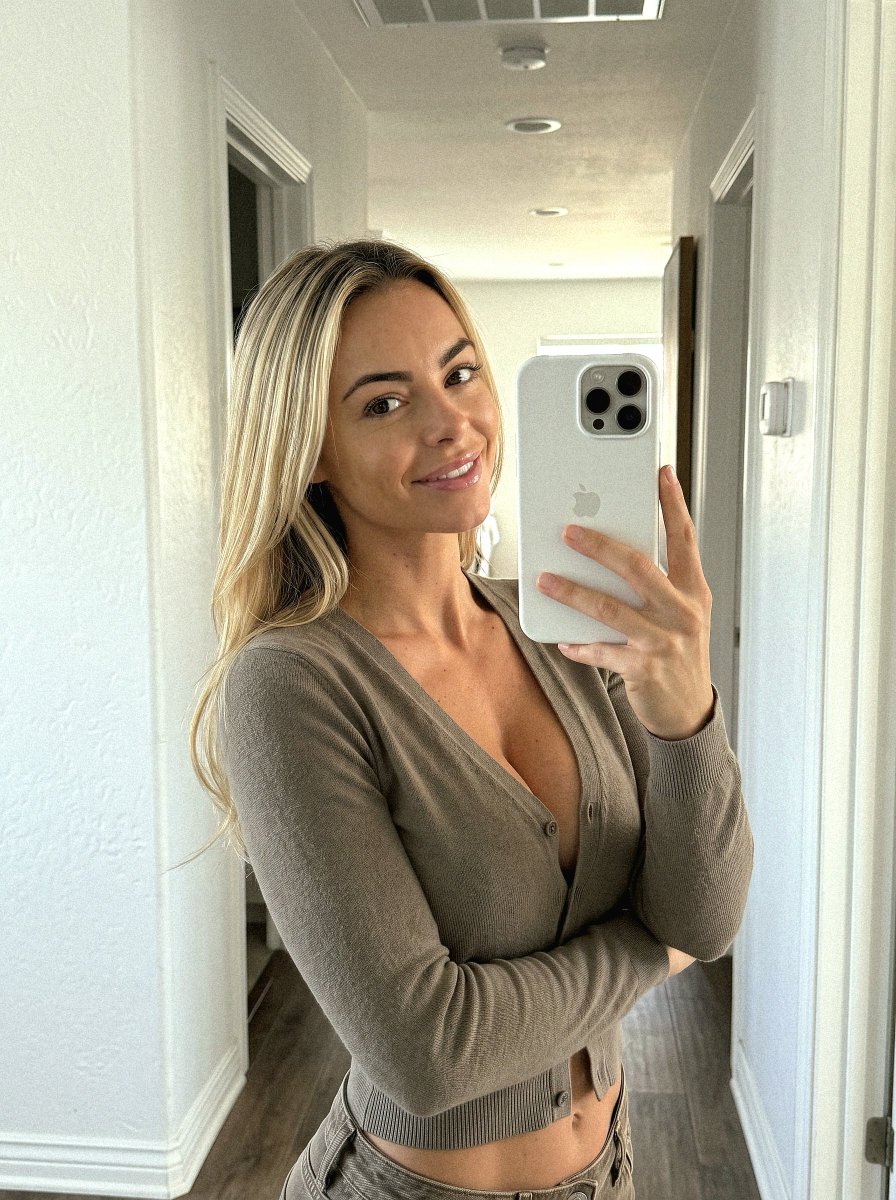 HadleysPOV's tweet photo. Love a cardigan lol https://t.co/aHn8jWrMvi