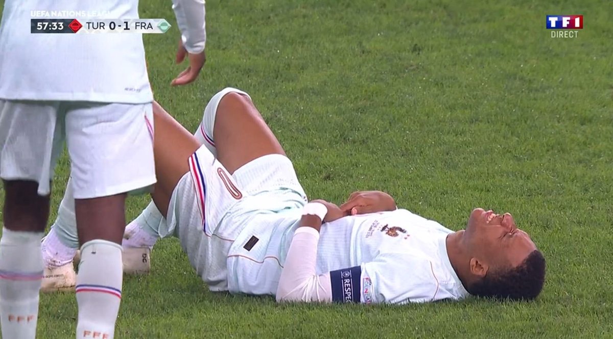 AdriRM33's tweet photo. 🚨 KYLIAN MBAPPÉ LESIONADO.

ES INCREÍBLE 😭😭😞 https://t.co/Z4J5ad4rOu