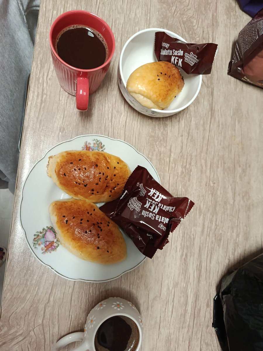 nympheprincess's tweet photo. sonra bir bölüm arkadaşım yalnız hissettiği için çağırdı onunla oturduk sonra nervresim yapamayan bir kıza yardıma gittik (ben sadece izledim mffmdkdk) gece ise başka arkadaşım ile gün yapıp lafladık https://t.co/SbkveDObSE