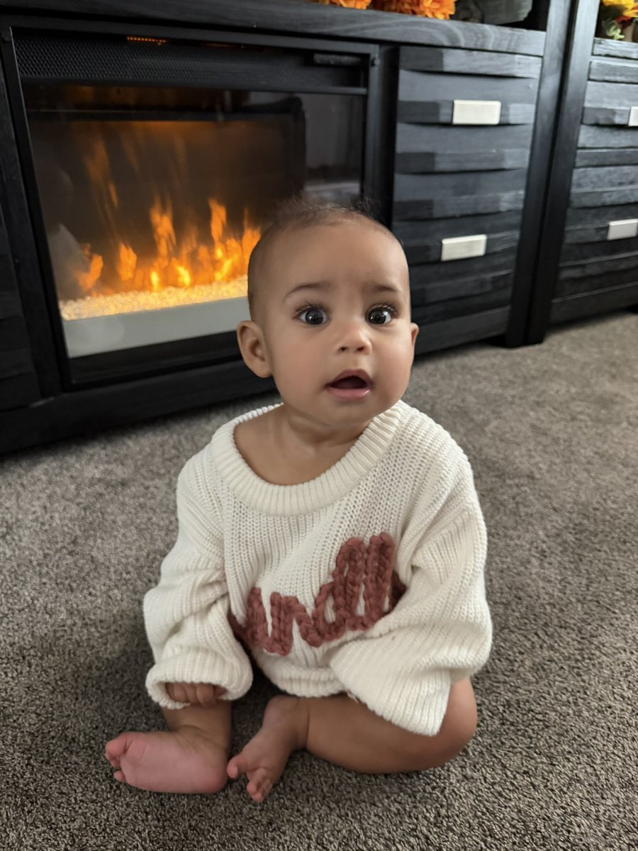 LSimms2's tweet photo. Baby Girl is 6 months! Eating foods, moving around and smiling always. We are so blessed #ChandlerTerrill #TeamAlvis @CoachAlvis https://t.co/CaauL3qGth