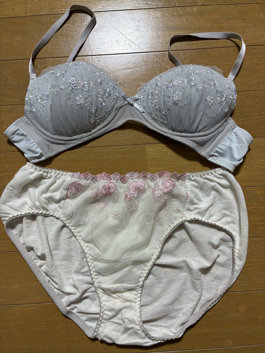 bicepcentr's tweet photo. 昨日の仕事下着です。汚れより黄ばみの目立つパンツに雌臭を付けてました。金曜の夜に私の誘いで営みへ。ムスコアナルをたっぷり舐めるように命じられた妻は自分が欲しくなるとお決まりになっている私の上になりアソコをムスコに擦り付け自ら腰を振った後に中出しされてました https://t.co/OaObpYhbXt