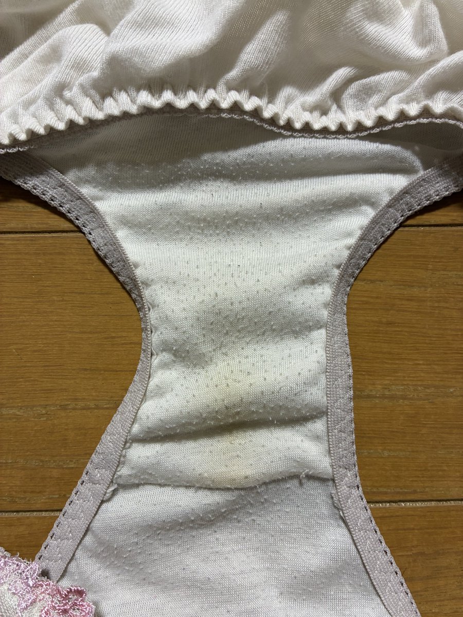 bicepcentr's tweet photo. 昨日の仕事下着です。汚れより黄ばみの目立つパンツに雌臭を付けてました。金曜の夜に私の誘いで営みへ。ムスコアナルをたっぷり舐めるように命じられた妻は自分が欲しくなるとお決まりになっている私の上になりアソコをムスコに擦り付け自ら腰を振った後に中出しされてました https://t.co/OaObpYhbXt