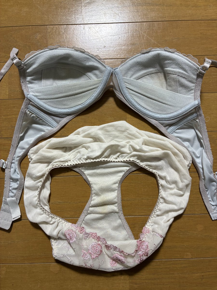 bicepcentr's tweet photo. 昨日の仕事下着です。汚れより黄ばみの目立つパンツに雌臭を付けてました。金曜の夜に私の誘いで営みへ。ムスコアナルをたっぷり舐めるように命じられた妻は自分が欲しくなるとお決まりになっている私の上になりアソコをムスコに擦り付け自ら腰を振った後に中出しされてました https://t.co/OaObpYhbXt