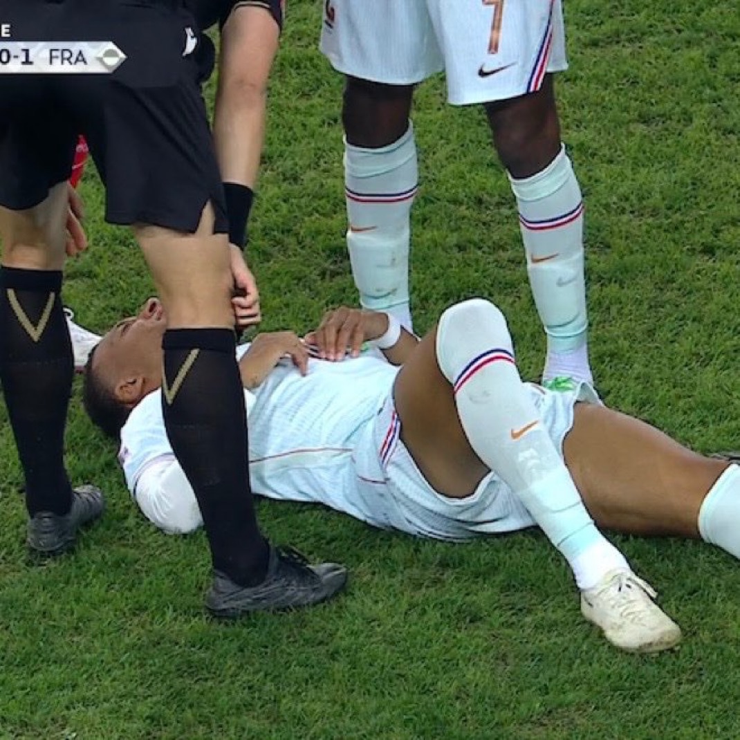 theMadridZone's tweet photo. 🚨 Kylian Mbappé got injured during the moment of the goal.

He was in a lot of pain, but then tried to come back.

30 seconds later, Kylian Mbappé went back on the ground in what seems a visible injury on his knee.

Hopefully nothing serious. https://t.co/llt9Kk481x