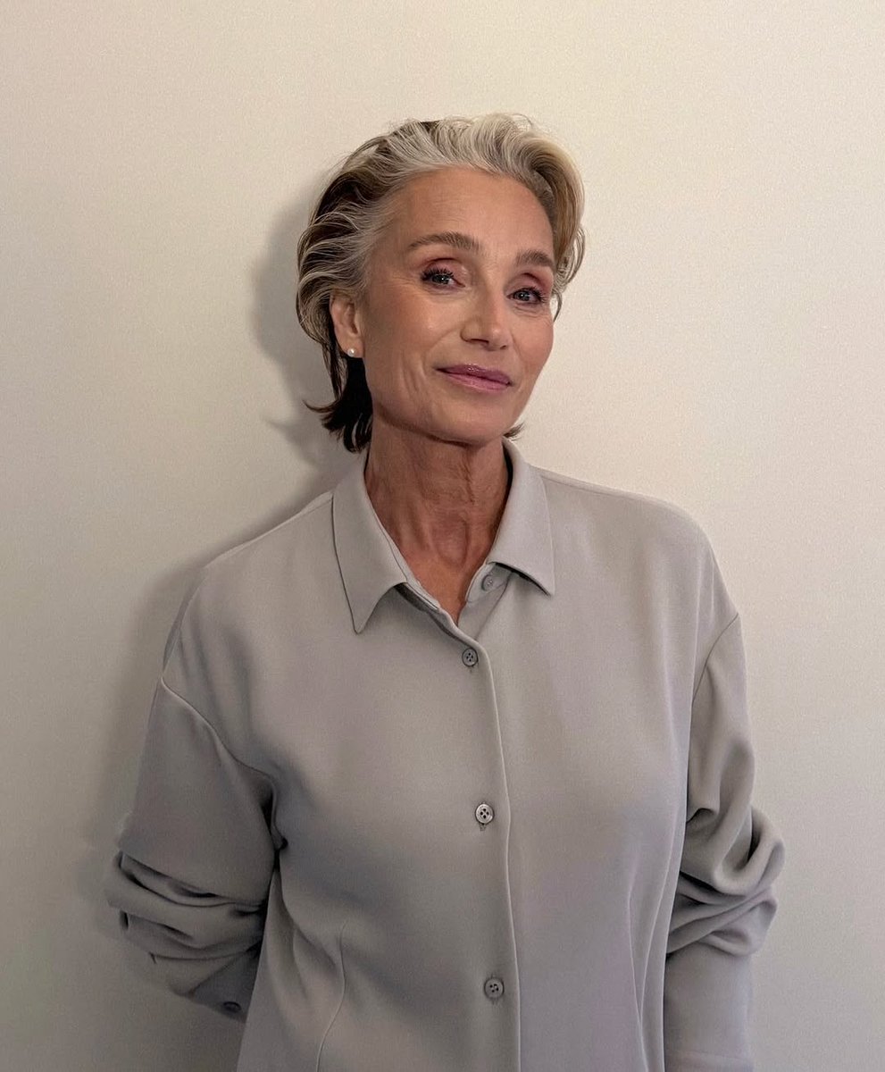 jamison_lan6wty's tweet photo. KRISTIN 💫 - Wearing  for tonight’s show in Paris.

Hair by
Makeup by me, . https://t.co/mw1sL2Am9Y