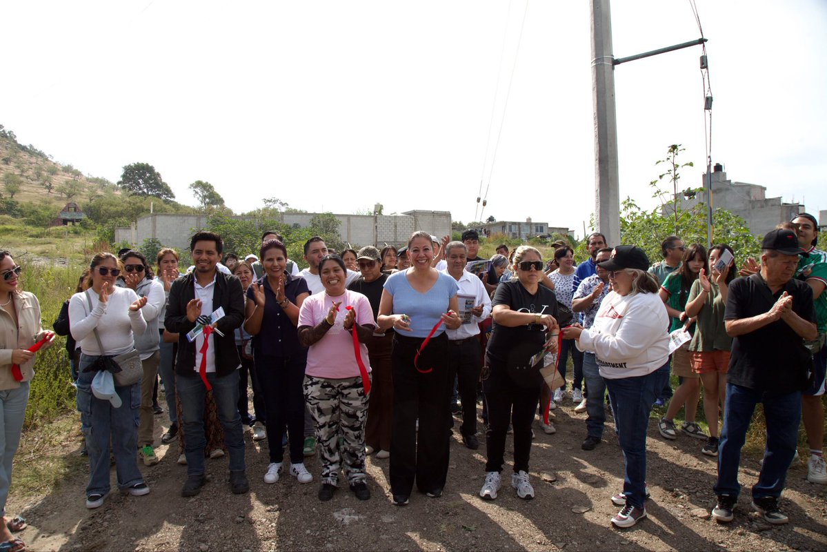 artemisa_laura's tweet photo. 🌇 En Santa Clara La Venta hoy sus habitantes caminan con mayor seguridad.💰 Más de 118 millones de pesos impulsan 508 proyectos de #ObraComunitaria en Puebla capital, este lugar es uno de ellos.

Nos reunimos para entregar 6 postes de luz y un transformador, obra que la comunidad eligió para atender una de sus necesidades.

👩🏻‍💼👨🏻‍💼 La Presidenta @Claudiashein y el gobernador @armentapuebla_ fortalecen acciones que nacen de escuchar a la gente 👥🌄.