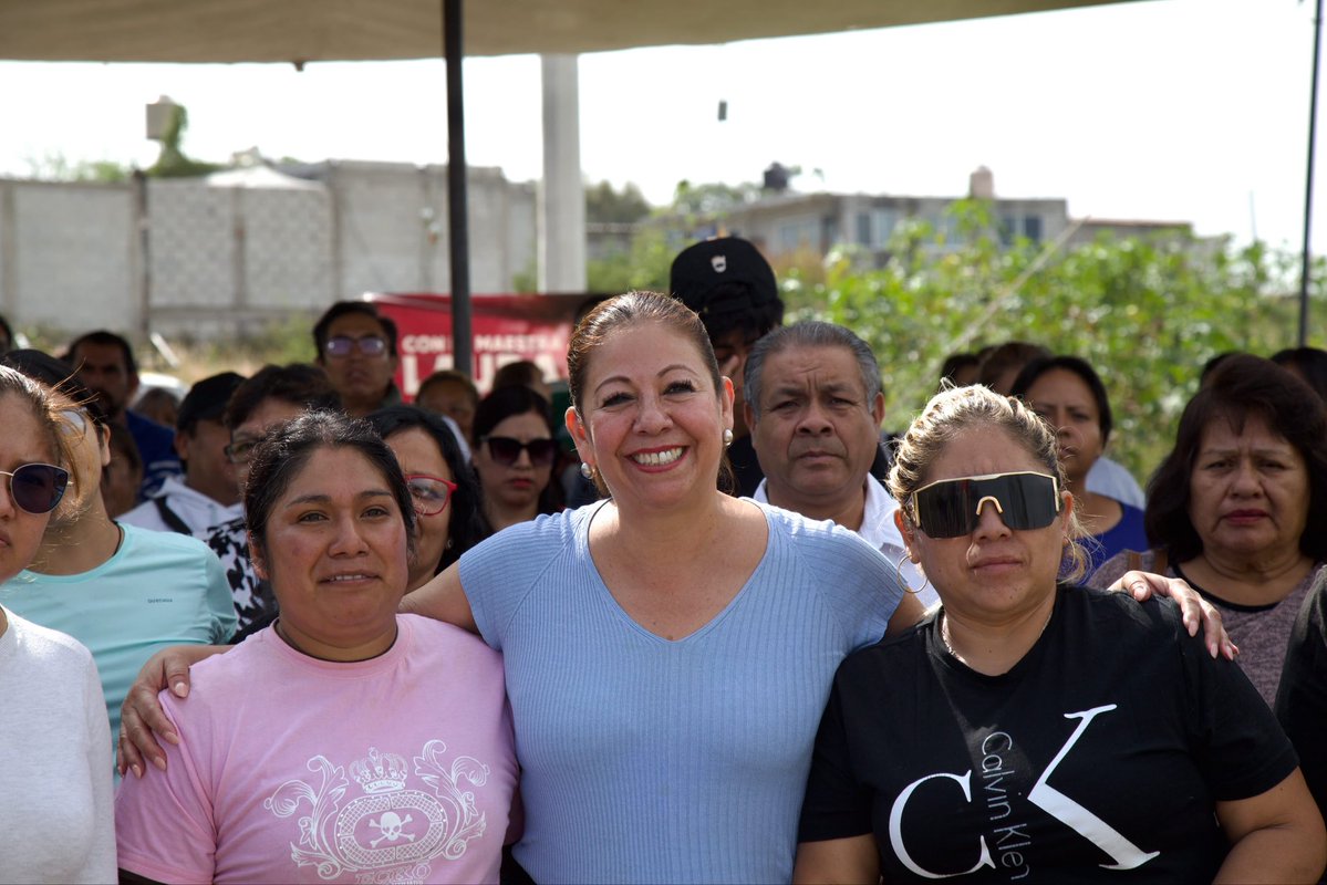 artemisa_laura's tweet photo. 🌇 En Santa Clara La Venta hoy sus habitantes caminan con mayor seguridad.💰 Más de 118 millones de pesos impulsan 508 proyectos de #ObraComunitaria en Puebla capital, este lugar es uno de ellos.

Nos reunimos para entregar 6 postes de luz y un transformador, obra que la comunidad eligió para atender una de sus necesidades.

👩🏻‍💼👨🏻‍💼 La Presidenta @Claudiashein y el gobernador @armentapuebla_ fortalecen acciones que nacen de escuchar a la gente 👥🌄.