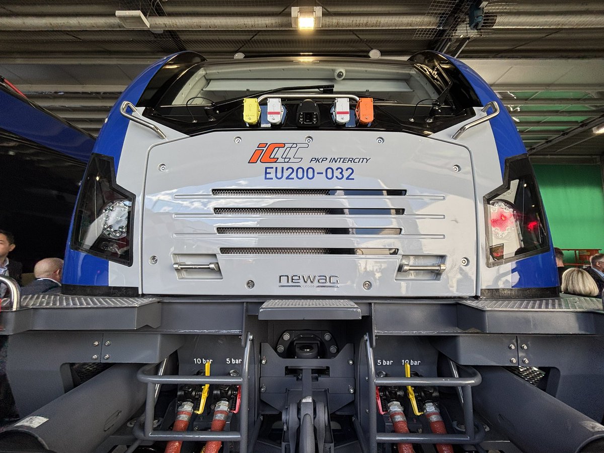 josviaque's tweet photo. 🚊🇵🇱 Polonika na tegorocznym #InnoTrans - #Newag #Griffin #EU200 i #Pesa #Gama 3.0 z bateryjnym modułem dojazdowym. #kolej https://t.co/9hkYgJB17r