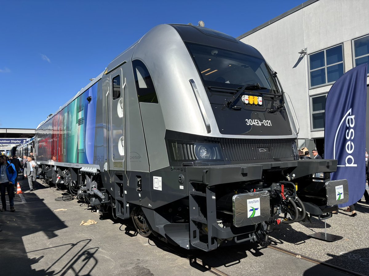 josviaque's tweet photo. 🚊🇵🇱 Polonika na tegorocznym #InnoTrans - #Newag #Griffin #EU200 i #Pesa #Gama 3.0 z bateryjnym modułem dojazdowym. #kolej https://t.co/9hkYgJB17r