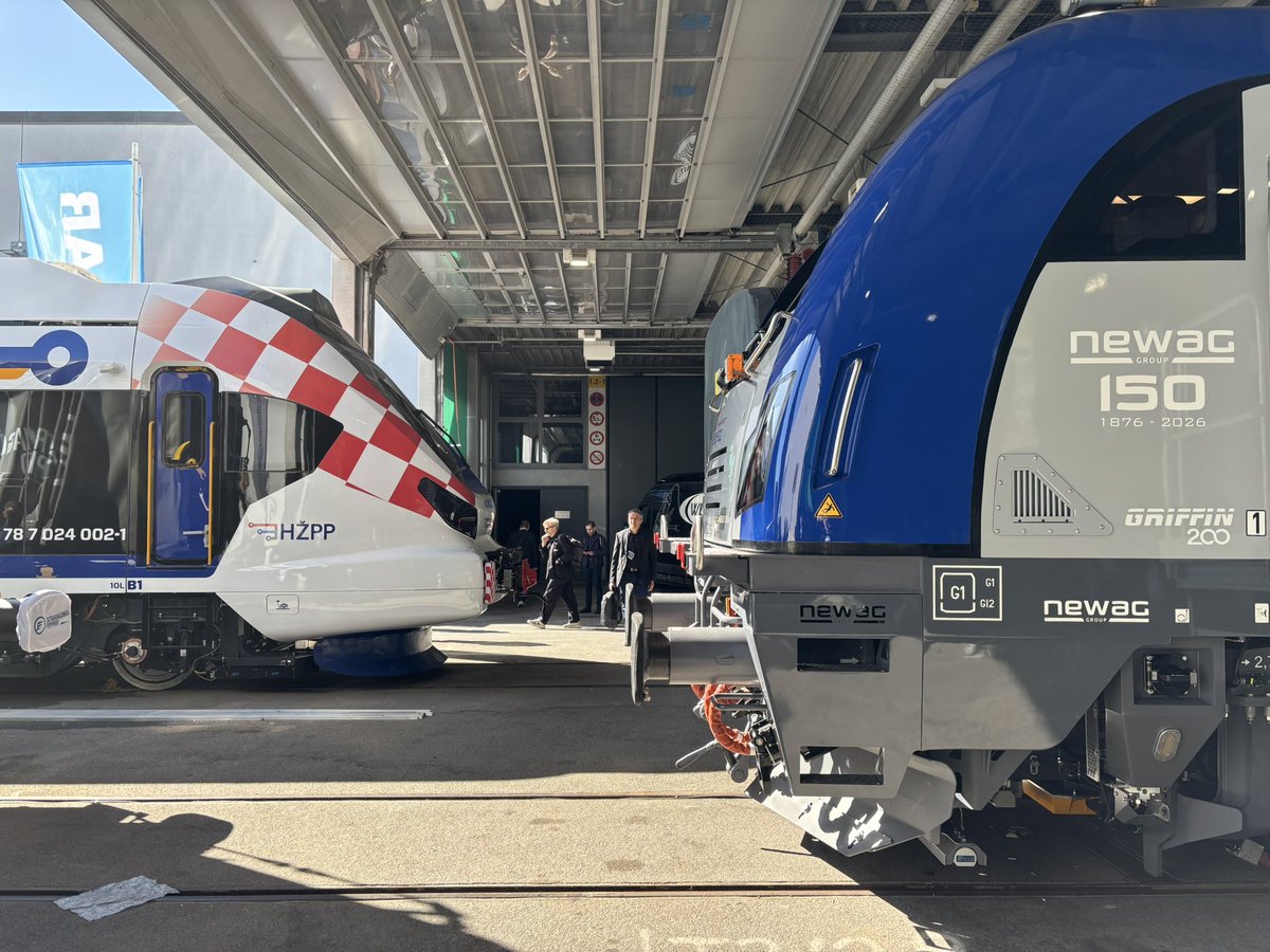 josviaque's tweet photo. 🚊🇵🇱 Polonika na tegorocznym #InnoTrans - #Newag #Griffin #EU200 i #Pesa #Gama 3.0 z bateryjnym modułem dojazdowym. #kolej https://t.co/9hkYgJB17r