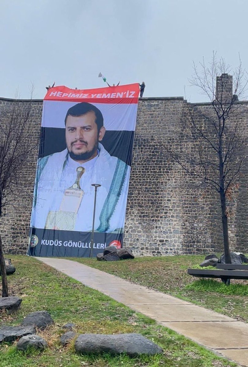 Mojtahed_najran's tweet photo. صور السيد عبدالملك الحوثي رفعها الاحرار من وسط تركيا وباكستان ، شعوب هذه الدول تعلم جيداً من هو هذا القائد وماذا فعل ، وبالتاكيد تعلم انظمة هذه الدول بأن إي تحرك ضد اليمن من اجل اموال بن سلمان سيتسبب في غضب كبير في اوساط شعوب هذه الدول. https://t.co/y8Wd3RUqJb