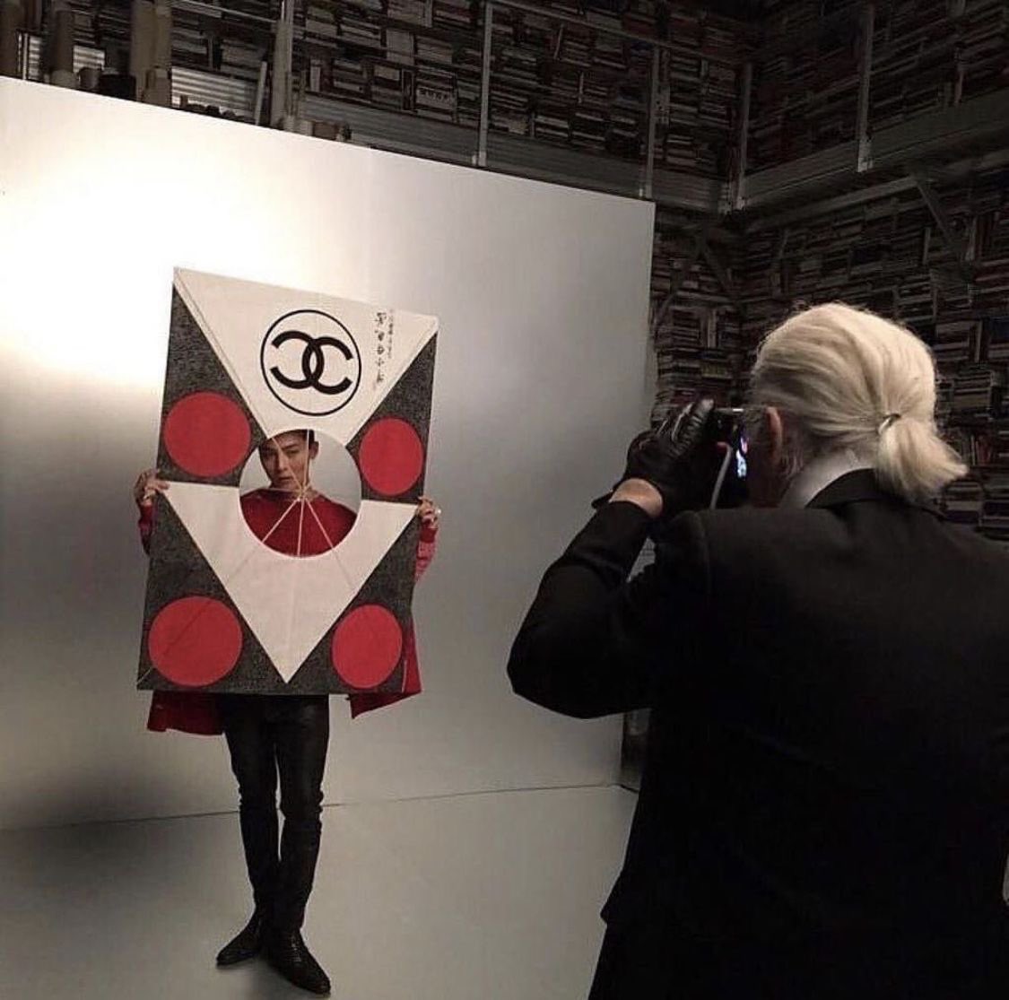 jiyongvamp's tweet photo. People being shocked that Gdragon is at #1 for best dressed idols of all time as if Karl Lagerfeld didn’t choose him to be one of his muses because of his style, personally photographed him for Vogue, and made him Chanel's very first Asian and Korean male global ambassador 

In 2012, he became the first Kpop idol to attend Paris Fashion Week specifically BECAUSE of his status as one of Asia’s biggest fashion moguls

He was always at the front row of shows, & his attendance at those positioned him as an essential figure in connecting Kpop with the world of high fashion… it wouldn’t have been possible without him

There was simply no other choice for #1 😭