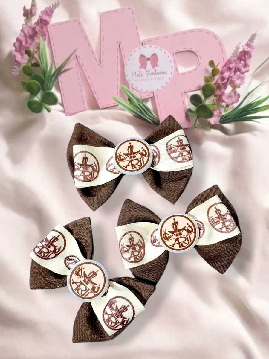 evelynlimmm's tweet photo. Un pequeño detalle que marca la diferencia. Nuestro Mini Moño Escolar complementa el uniforme con un toque lindo, elegante y discreto. Hecho a mano y personalizable para crear combinaciones únicas. Pregunta por los modelos disponibles. https://t.co/fT7EoOeVa7