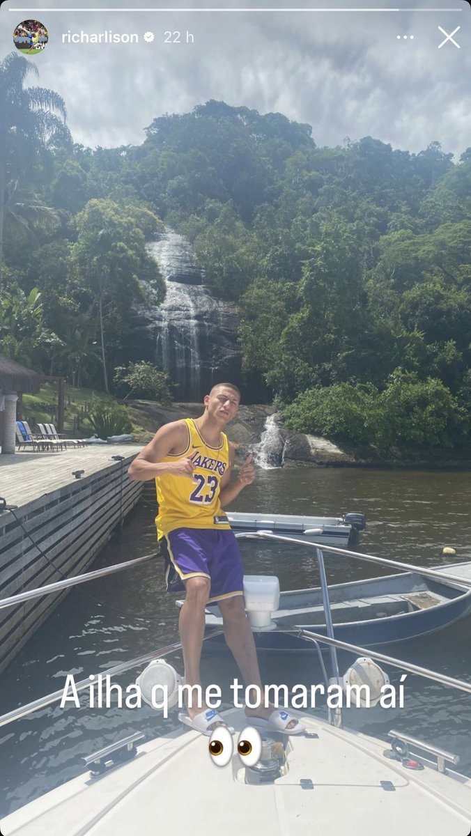 lazarorosa25's tweet photo. “ILHA QUE ME TOMARAM”: Jogador Richarlison mandando aquela indireta para Flávio Bolsonaro e Willer Tomaz. 🔥 https://t.co/psOztWwMLY