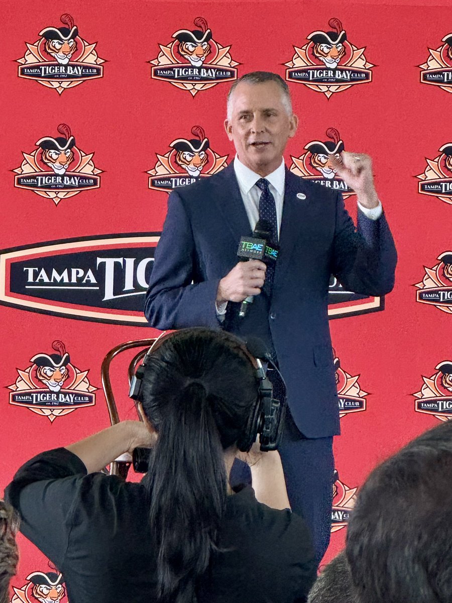 GWKruse's tweet photo. I had a good time at today’s @TampaTigerBay luncheon. 

It could have been a great time. 

Both candidates originally agreed to a real debate for today’s event. Unfortunately, when one candidate found out there would be real voters asking real, unscripted questions and there was a risk of fact-checking and rebuttal, that candidate bailed out and sent a proxy last week. 

Fortunately, @davidjollyfl honored his commitment and showed up for the agreed-upon “debate” to answer each and every question from the audience for an hour straight. 

Real debates aren’t coordinated by one campaign, structured around pre-scripted questions and canned answers written by staff. They’re not held in empty studios. 

Today could have been a real debate. 

One candidate ducked it. 

David Jolly did not. 

Thank you Tampa Bay Tiger Bay and David for an informative, honest, and energetic event!