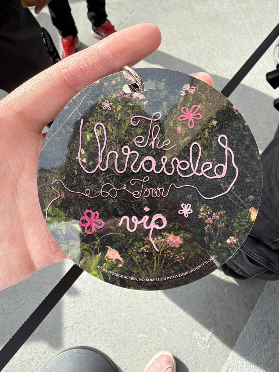 oliviarodrbr's tweet photo. Detalhes do pacote VIP da The Unraveled Tour. 🩷

O pacote acompanha:
- Credencial VIP
- Chaveiro
- Bandana
- Máscara de dormir
- Tote Bag https://t.co/jsvU2udlBc