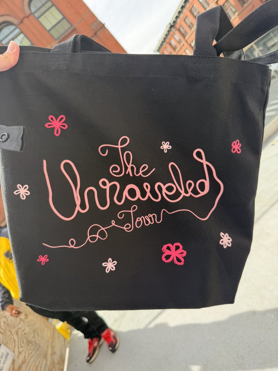 oliviarodrbr's tweet photo. Detalhes do pacote VIP da The Unraveled Tour. 🩷

O pacote acompanha:
- Credencial VIP
- Chaveiro
- Bandana
- Máscara de dormir
- Tote Bag https://t.co/jsvU2udlBc