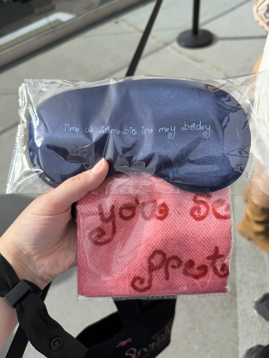oliviarodrbr's tweet photo. Detalhes do pacote VIP da The Unraveled Tour. 🩷

O pacote acompanha:
- Credencial VIP
- Chaveiro
- Bandana
- Máscara de dormir
- Tote Bag https://t.co/jsvU2udlBc