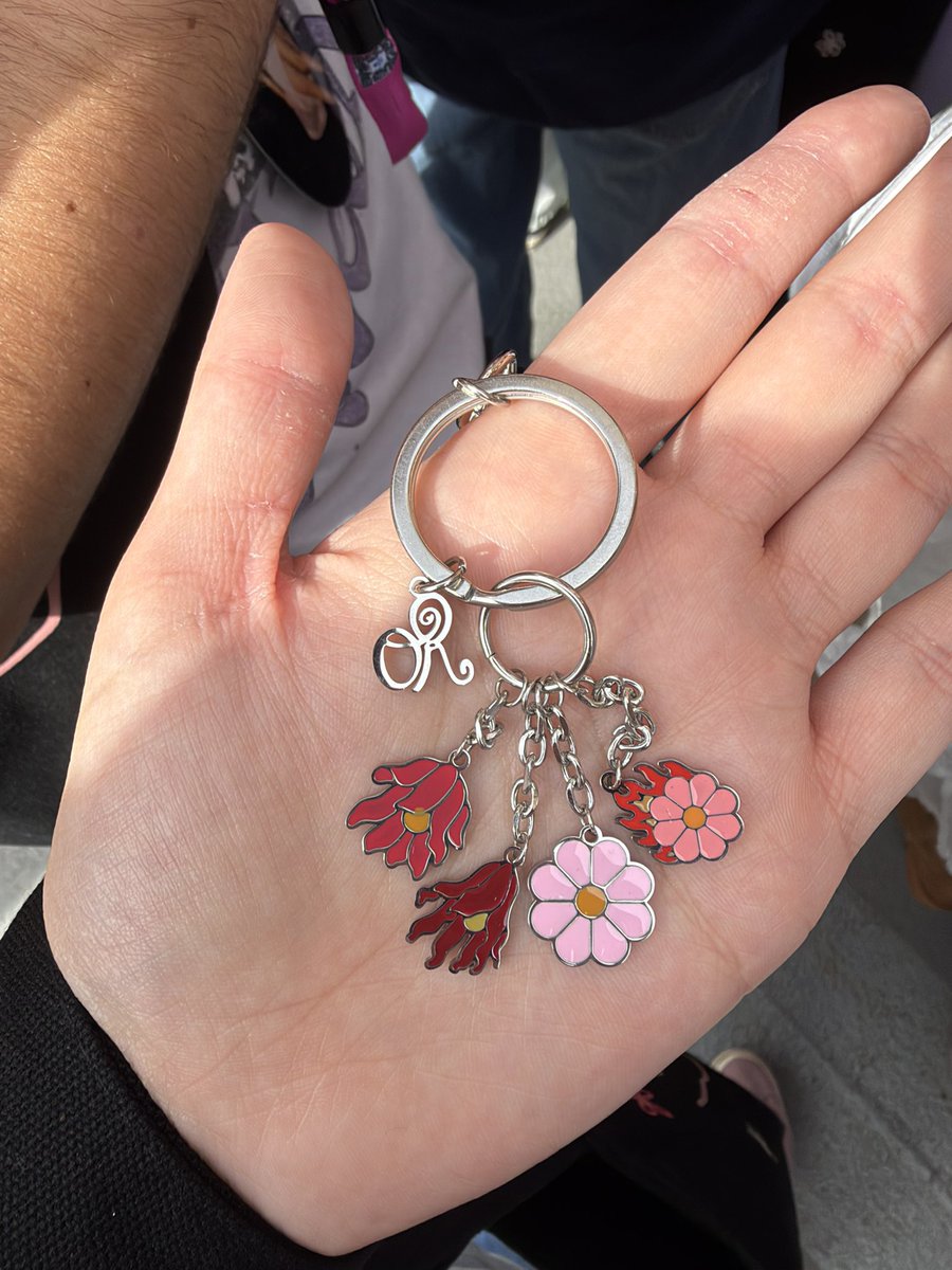 oliviarodrbr's tweet photo. Detalhes do pacote VIP da The Unraveled Tour. 🩷

O pacote acompanha:
- Credencial VIP
- Chaveiro
- Bandana
- Máscara de dormir
- Tote Bag https://t.co/jsvU2udlBc