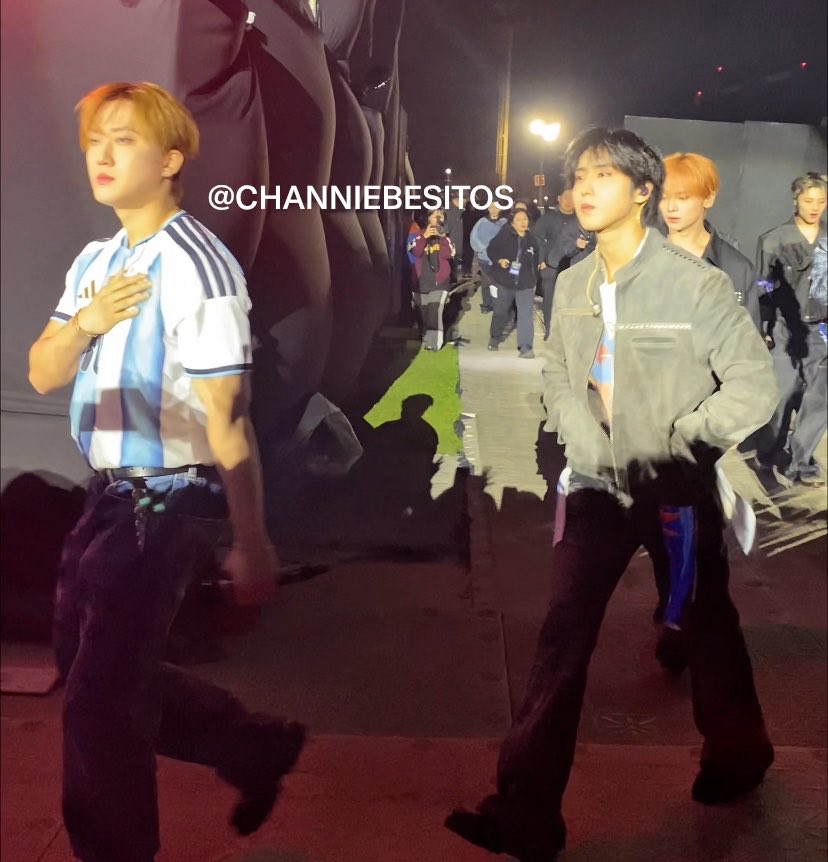 channiebesitos's tweet photo. vi a muchas hablando de que grabé a Changbin tocando el escudo de la camiseta y acá les dejo la foto hnas argentinas 🫂 https://t.co/4QostqZ9u2