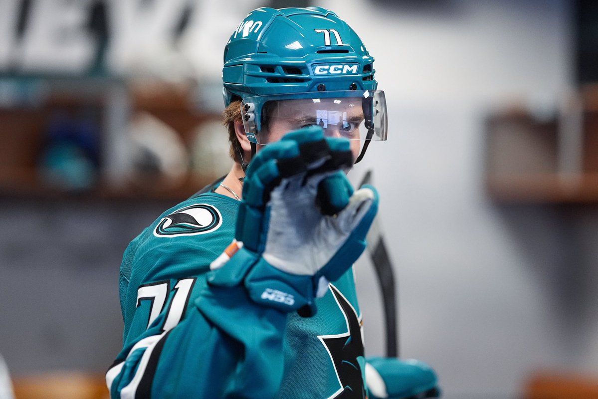 kavinm95's tweet photo. 📸 That’s Captain Mack now. 🫡

The 11th captain of the San Jose Sharks 🦈 https://t.co/JQcbN2lPvS