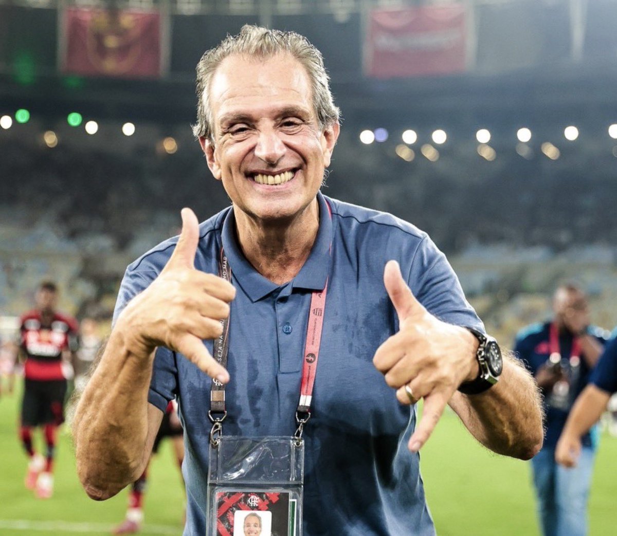 golsdobrasil1's tweet photo. 🚨 BAP teria ligado para o CEO da NFL para tentar BARRAR a venda da coleção Vasco x Approve x NFL no Maracanã!

Segundo a BTB Sports, o presidente do Flamengo teria feito contato para impedir que os produtos da parceria fossem comercializados no estádio durante o NFL Rio Game, neste domingo (27).

A informação chama atenção porque o próprio Vasco anunciou oficialmente que a coleção estaria disponível na loja oficial do Maracanã no dia da partida. 

🗞️ @btbsportsbr_ 
📸 Gilvan de Souza/CRF | Divulgação
