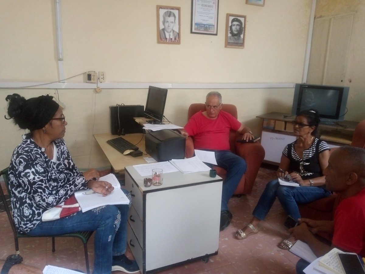 Mercede80671237's tweet photo. El intercambio permanente con la población,permite esclarecer dudas y trasmitir https://t.co/pboOG6Lgwg Atención a la población tarea de todos @Yamilet50088609 
#BillaClaraConTodos
#CubaMined https://t.co/qXUqPplVcF