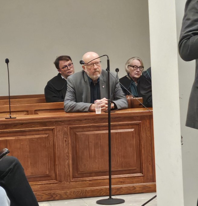 AnitaSchelde's tweet photo. Słyszałam, że Pan prof. Jan Grabowski zeznawał w charakterze świadka 😊 ???
To ciekawe...bo jak ja poprosiłam, żeby zeznał coś na temat Tatusia i Dziadziusia...to zlikwidował konto na "X" 🙄

Zbigniew Ryszard Grabowski (Ryszard Abrahamer) : "Ojciec znalazł się na Alei Szucha. Przesłuchujący go oficer Gestapo zapytał, skąd zna on tak znakomicie język niemiecki. Usłyszawszy, że studiował w Berlinie i we Wiedniu, a ponadto był oficerem w c.k. armii austriackiej w I wojnie światowej ��� gestapowiec wypytał go o szczegóły: pułk, dowódców, o innych oficerów, o miejsca walk… Usłyszawszy odpowiedzi - uścisnął mu rękę i powiedział: „jesteśmy więc Front-Kameraden z tego samego pułku. Ja jestem Austriakiem, służyliśmy razem. Jest pan wolny. Gdyby ktokolwiek czepiał się pana lub pańskiej rodziny - proszę porozumieć się ze mną!” Było to niesamowite : lojalność wobec dawnego towarzysza broni przeważyła nad lojalnością hitlerowca i gestapowca (i to jakiego !). Ojciec opowiedział mi to wszystko ze szczegółami – numer pokoju, umeblowanie, nazwisko, wygląd gestapowca. „Może ci się, to przydać !” Zapamiętałem. Półtora roku później znajomość tych realiów miała mi rzeczywiście uratować życie.

Wkrótce znalazłem się na Gestapo w Kutnie. Podałem więc, tak jak mnie ojciec wyuczył, dziś już przeze mnie zapomniane nazwisko tego oficera, jego wygląd, numer i opis pokoju. W końcu ten rudy rzekł do swego szefa po niemiecku: „Wszystko się zgadza. To był kierownik referatu żydowskiego w Warszawie. Z jego pokoju żaden Żyd żywy nie wyszedł. Nie ma wątpliwości - ten chłopak nie jest Żydem !”

Bardzo zaintrygowała mnie ta historia i przeprowadziłam kwerendę oficerów Gestapo pracujących na al. Szucha  ⬇
Szef referatu żydowskiego SS-Hauptsturmführer Paul Werner - pochodził z Dragacza koło Świecia i nie był Austriakiem.
Jego zastępca SS-Untersturmführer Karl Georg Brandt pochodził z Karlsmarkt (Karłowice) na Śląsku i też nie był Austriakiem.
SS-Obersturmführer Gerhard Mende urodził się w 1911 r. i pochodził z Pomorza.
W warszawskim Gestapo pracowało kilku oficerów pochodzenia austriackiego ale wszyscy byli za młodzi nie tylko żeby uczestniczyć w I wojnie światowej ale nawet ją pamiętać !

I wtedy postanowiłam zadać FUNDAMENTALNE pytanie Panu prof. Grabowskiemu :
Jakim CUDEM Dziadziuś i Tatuś zostali zwolnieni z katowni Gestapo ❓
I kim był mityczny "kierownik referatu żydowskiego w Warszawie" ❓

Pan prof. Grabowski się zdenerwował i zlikwidował konto 😳.

Jak zawsze po Bożemu, spędziliśmy pracowity dzień w naszej Szkole. Wszystkim ślicznie dziękuję ❤️. I bardzo proszę korzystać z naszej kawiarki, bo chciałabym mieć jeszcze szansę, żeby odnaleźć "kierownika referatu żydowskiego w Warszawie". https://t.co/uYX0ELDkuR