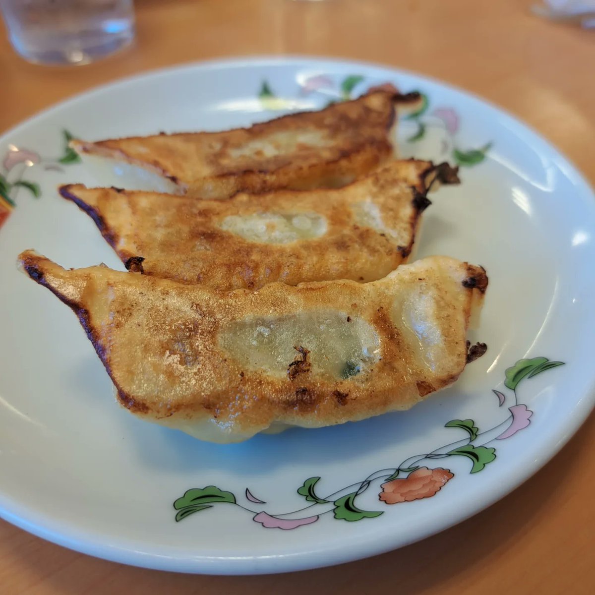 JudsonDeteqm's tweet photo. 最近驚くほど「いいね」がつかないけど、備忘録なので気にせず投稿。

寝屋川店限定の「イカバターやみつき炒飯」を注文。炒飯なのにイカバターの存在感がすごい！

極王麻婆豆腐と餃子も加えて、ひとり満漢全席。ごちそうさまでした。 https://t.co/svLJrF57eL