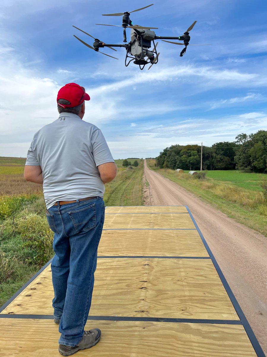 superiorag's tweet photo. Perfect timing ahead of the rain to blow on cover crop seed &amp; try out my flight deck that Superior Industries did a perfect job building #covercrops #djit50 https://t.co/kQdOGyhyvr