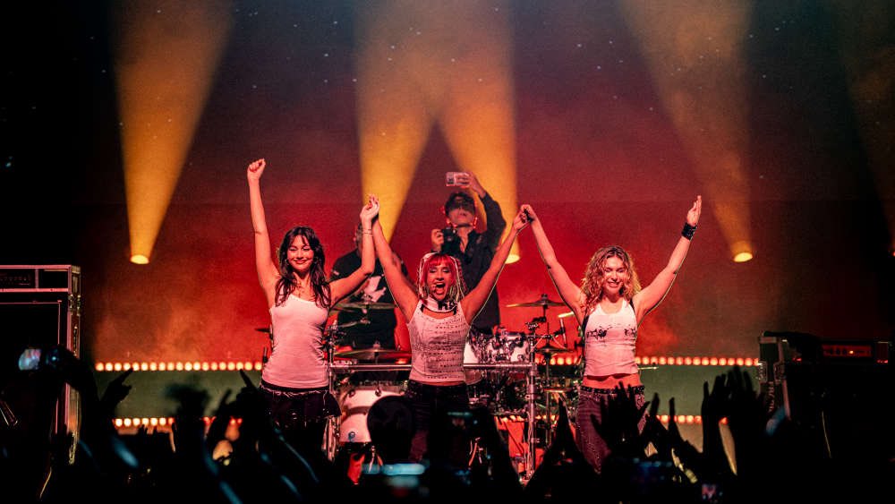 KNAC's tweet photo. THE WARNING, SPEED OF LIGHT In Hollywood, CA With Photos! Mexican Female Trio Kicks Off 3 Sold Out Nights At The Fonda Theatre On September 9th. https://t.co/uORomDL9VT #TheWarning #KNAC #PureRock @TheWarningBand2 #SpeedOfLight @FondaTheatre https://t.co/eakWXfv9nx