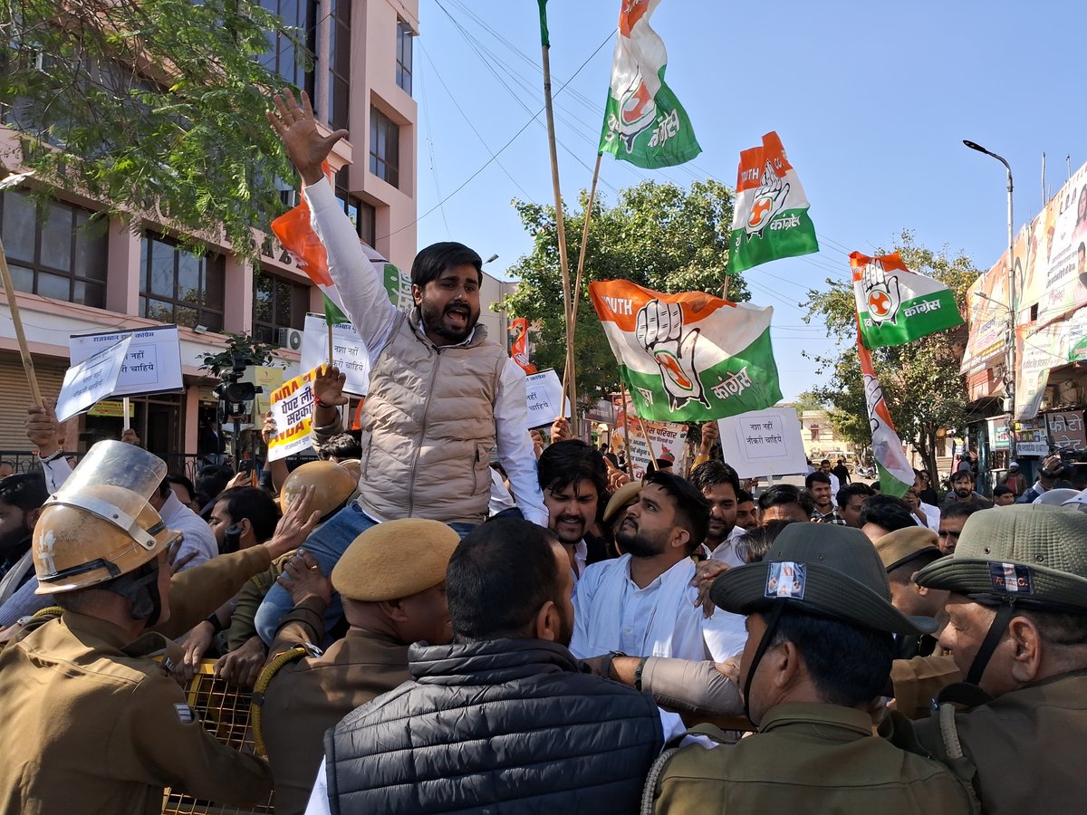 abcworld18's tweet photo. कैमरा छोटा हो सकता है,
पत्रकार की आवाज़ नहीं!

सम्मान नहीं मिला तो कवरेज भी नहीं।

#BoycottYouthCongress #AlternativeMedia #YouTubers #Journalism #MediaFreedom https://t.co/5LRx6aFpwC