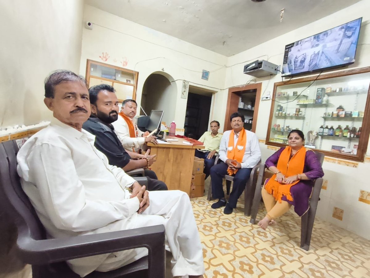 kiranraninga's tweet photo. આજ રોજ વોર્ડ નં 12 મા આગામી 138 મા મન કી બાત ના કાર્યક્રમ ના આયોજન માટે બેઠક રાખવામાં આવેલ જેમા મન કી બાત ના સંયોજક,પ્રભારીશ્રી, પ્રમુખશ્રી, કોર્પોરેટરો,કિશાન મોર્ચા ના કાર્યકર હાજર રહેલા હતા.અને આગામી મન કી બાત કાર્યક્રમ ને સફળ બનાવવા માટે આયોજન કરવામાં આવેલ છે https://t.co/NqgvbxwkDu