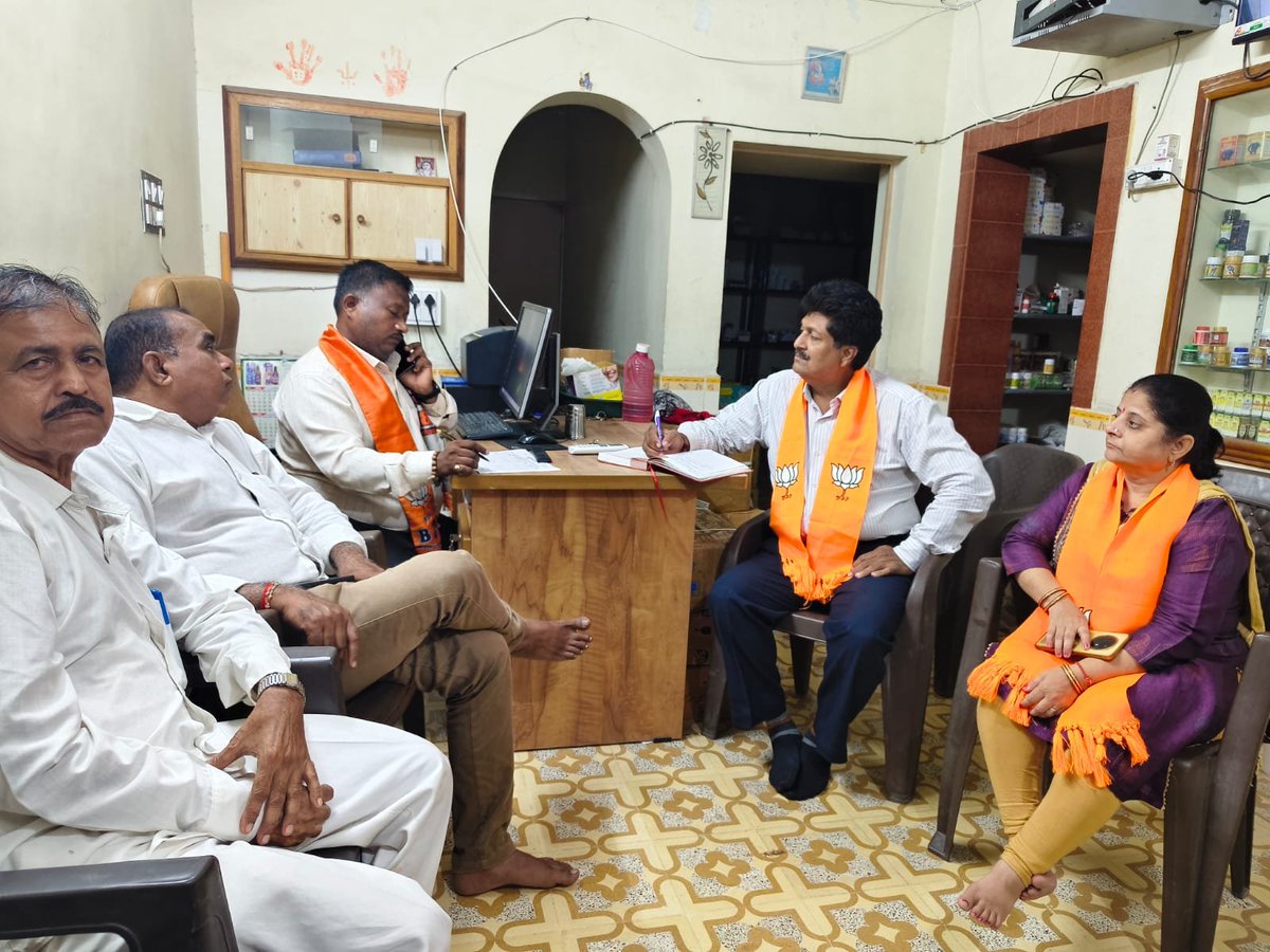 kiranraninga's tweet photo. આજ રોજ વોર્ડ નં 12 મા આગામી 138 મા મન કી બાત ના કાર્યક્રમ ના આયોજન માટે બેઠક રાખવામાં આવેલ જેમા મન કી બાત ના સંયોજક,પ્રભારીશ્રી, પ્રમુખશ્રી, કોર્પોરેટરો,કિશાન મોર્ચા ના કાર્યકર હાજર રહેલા હતા.અને આગામી મન કી બાત કાર્યક્રમ ને સફળ બનાવવા માટે આયોજન કરવામાં આવેલ છે https://t.co/NqgvbxwkDu