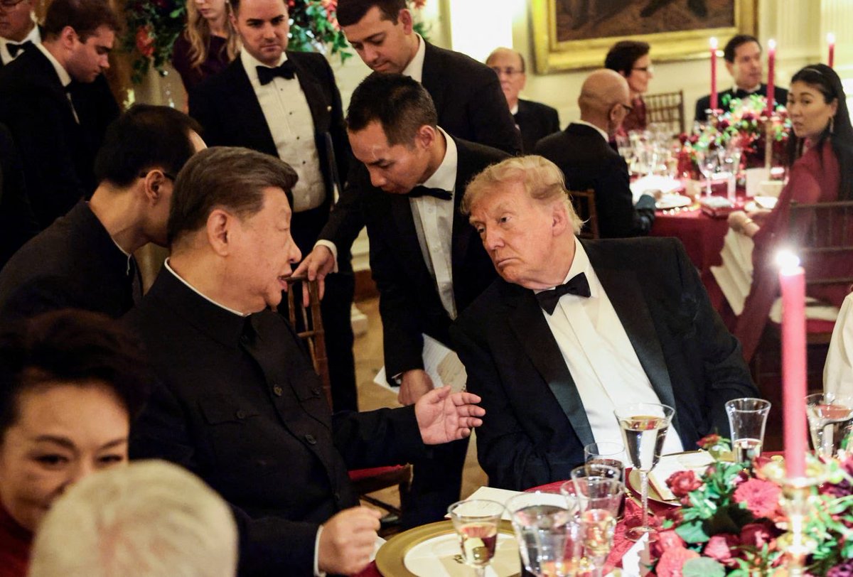 the_jimmy_says's tweet photo. Americans: Canada getting cozy with China is a fucking national-security crisis.

Also America last night: Trump practically dry-humping Xi through a state dinner, military flyover and enough red-carpet foreplay to make Beijing blush. 

Apparently China is the enemy when Canada talks to them.

When Trump does it, somebody dim the lights.