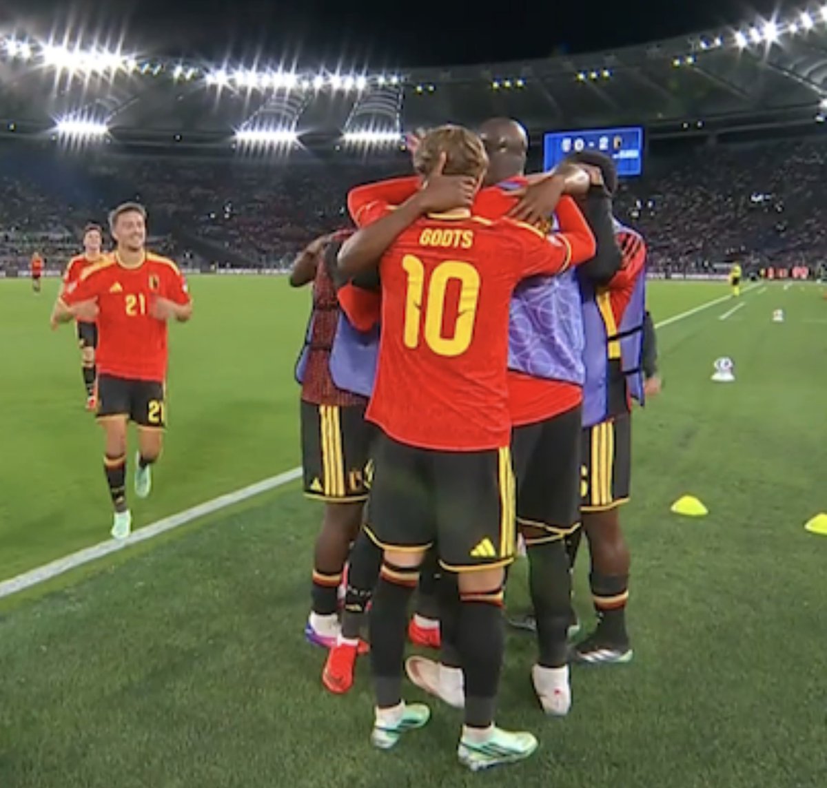 futballmedic's tweet photo. 🚨🇧🇪 𝗕𝗘𝗟𝗚𝗜𝗨𝗠 𝗗𝗢𝗨𝗕𝗟𝗘 𝗜𝗧!

Belgium 2-0 Italy! 😳

🔥 Dodi Lukebakio with a BEAUTIFUL finish to double Belgium’s lead!

Italy are in serious trouble now. 🇮🇹❌ https://t.co/KIFtaq4AVT