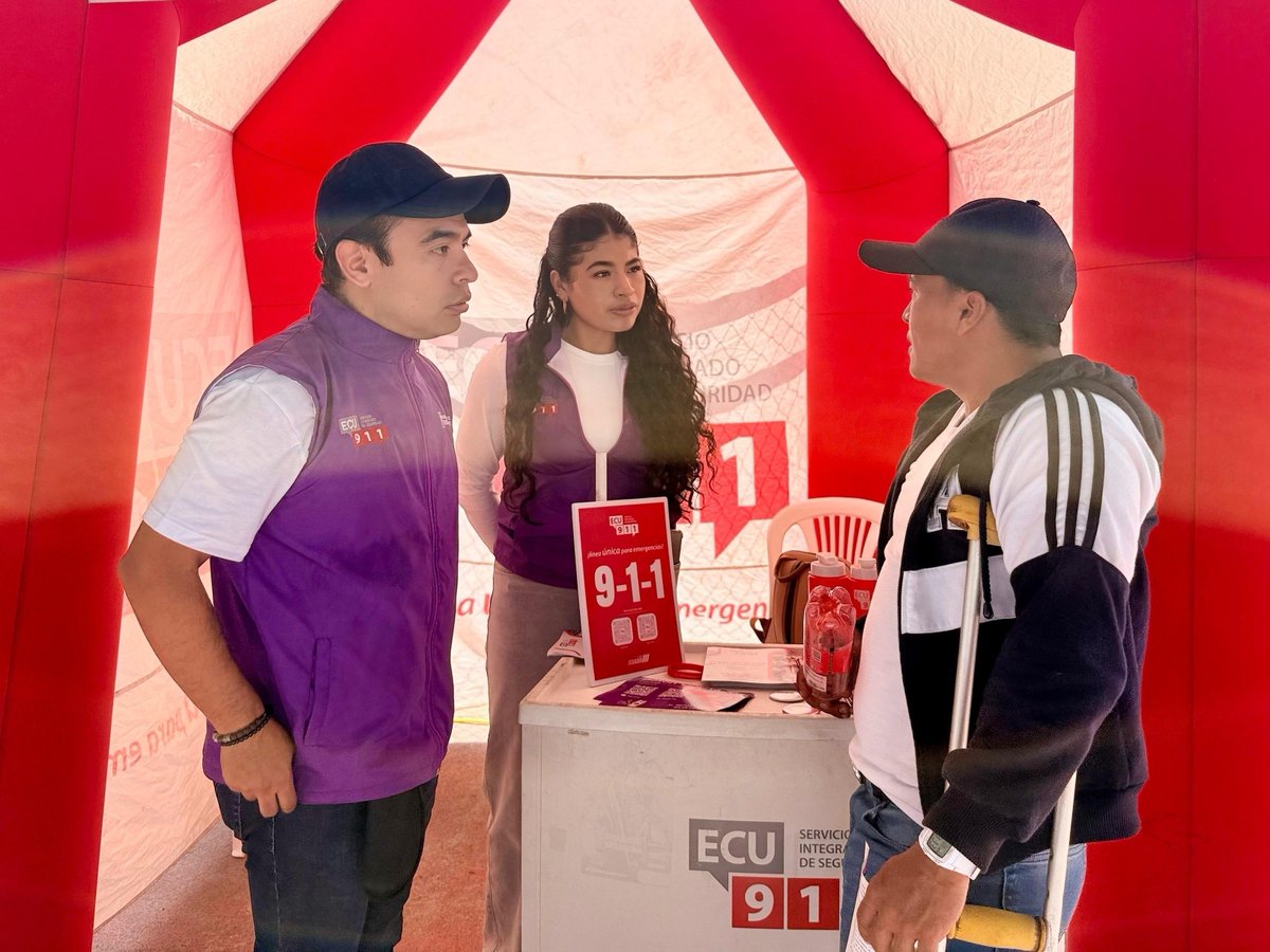 ecu911Ibarra's tweet photo. #Cotacachi | El equipo técnico de la Coordinación Zonal 1 del @ECU911_ participa en la Brigada Social Gobierno a Tu Lado, en el recinto Las Golondrinas, liderada por @MinTrabajoEc, acercando a la población información sobre los servicios de la institución.

🤖 Ecutrón, nuestro superhéroe, acompaña esta jornada para socializar el buen uso de la #LíneaÚnicaParaEmergencias 9-1-1, especialmente entre niñas, niños y familias, mediante un recurso cercano y dinámico.

🤝 Así fortalecemos el vínculo con las comunidades y promovemos una ciudadanía informada sobre el uso adecuado de los servicios de emergencia.