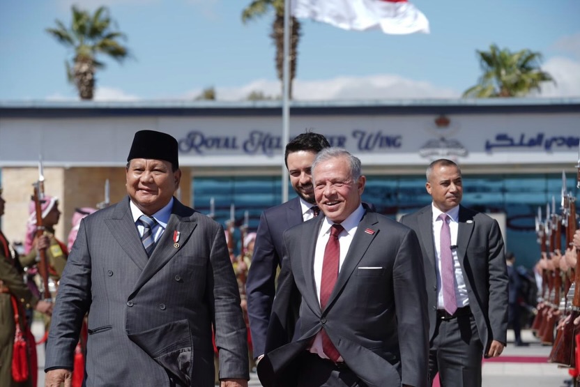 EmilyBrook18641's tweet photo. Usai menyelesaikan kunjungan kenegaraan di Yordania, Presiden bertolak menuju Abu Dhabi dengan diantar langsung oleh Raja Yordania, Yang Mulia Raja Abdullah II bin Al-Hussein, beserta Putra Mahkota Pangeran Hussein bin Abdullah II.

Kunjungan ini tak... https://t.co/8yPtI3Vkck