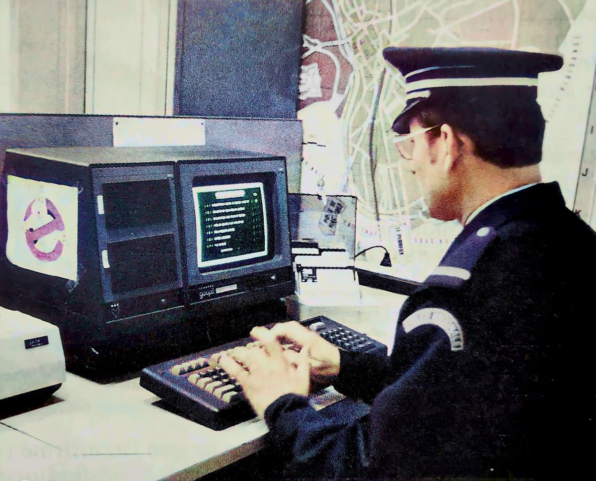 Giscard_Punk's tweet photo. Policier municipal et son ordinateur Goupil G3, Rosny-sous-bois, 1985, a fortiori https://t.co/ShgsunSGb6