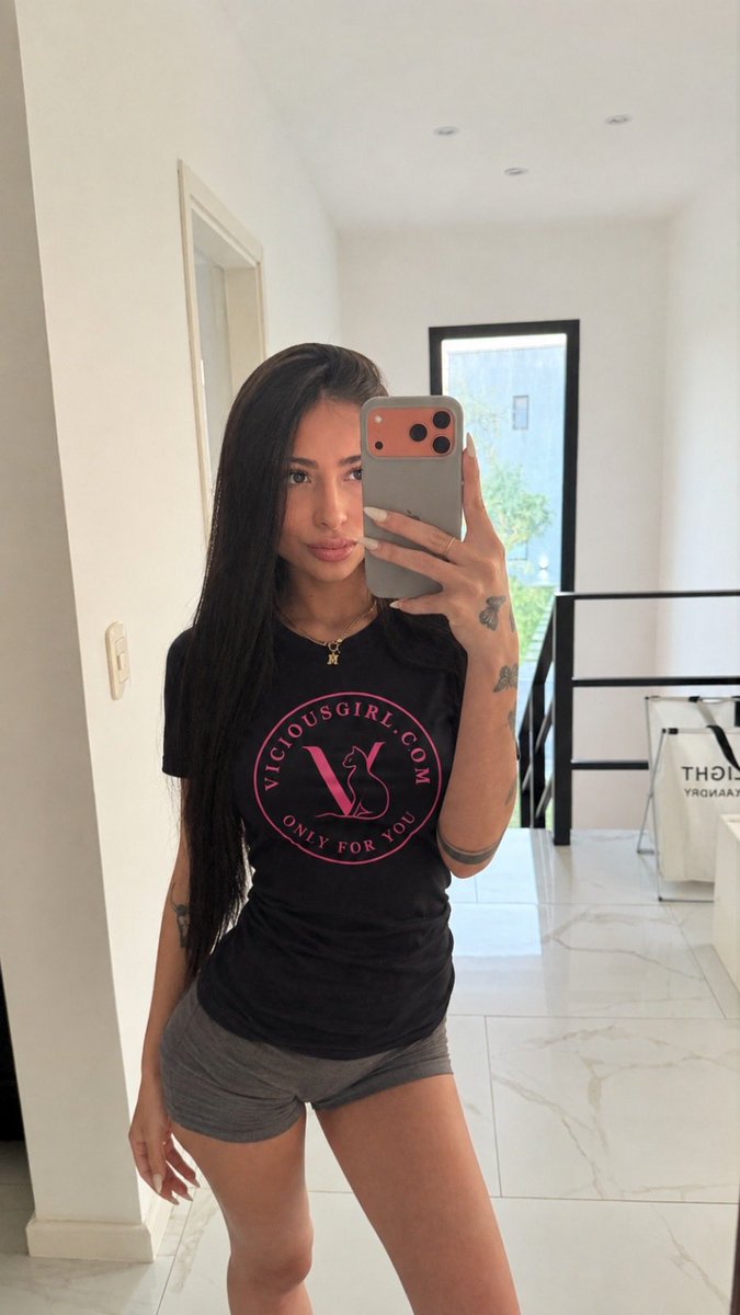 Viciousgirlcom's tweet photo. Victoria la nouvelle bombe de vicious https://t.co/S7aON4KkyK