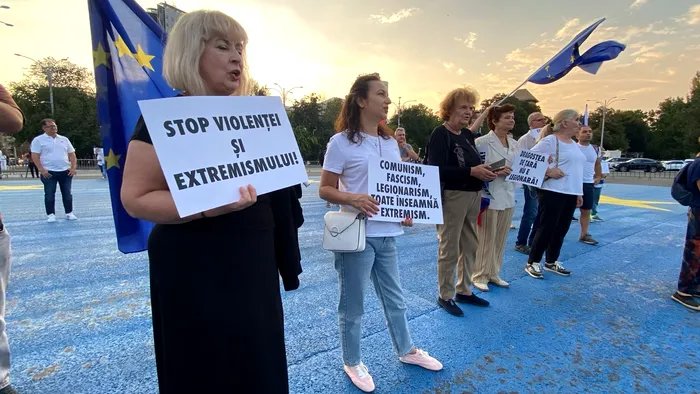 NeoBastilia's tweet photo. @LasNubes00 @Ellunes Ăștia  au protestat pentru idealurile voastre de pidosnici...mulți, foarte mulți...câtă frunză,câtă iarbă...😂😂😂 https://t.co/7cNiH2paQr
