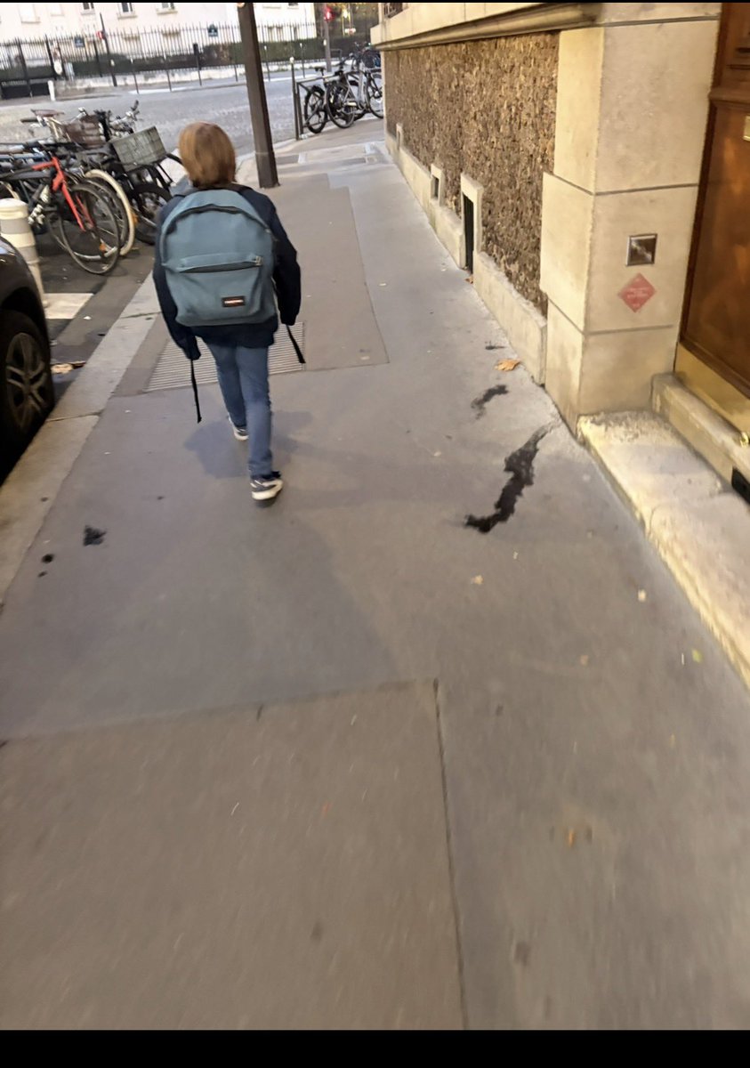 burgerqueen444's tweet photo. dire qu’en 6e on etait ça comme dehors et le ministère de l’éducation disaient rien il fait la moitié de son sac wsh https://t.co/6fPHqvDS0E
