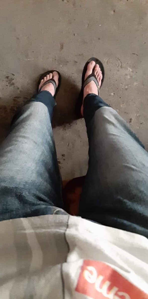 DEIIVIDuh's tweet photo. Un relax descansando 🍺🍻😈🥵 Deiivid One 🎧🎤🩴🩴 https://t.co/8OjUVCZvOp