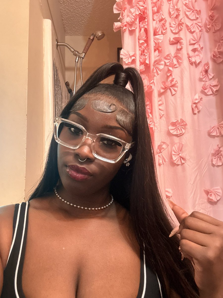 spoiledd_bratt4's tweet photo. beauty in blaccc bitch 💋 https://t.co/y9bVCWQKgK