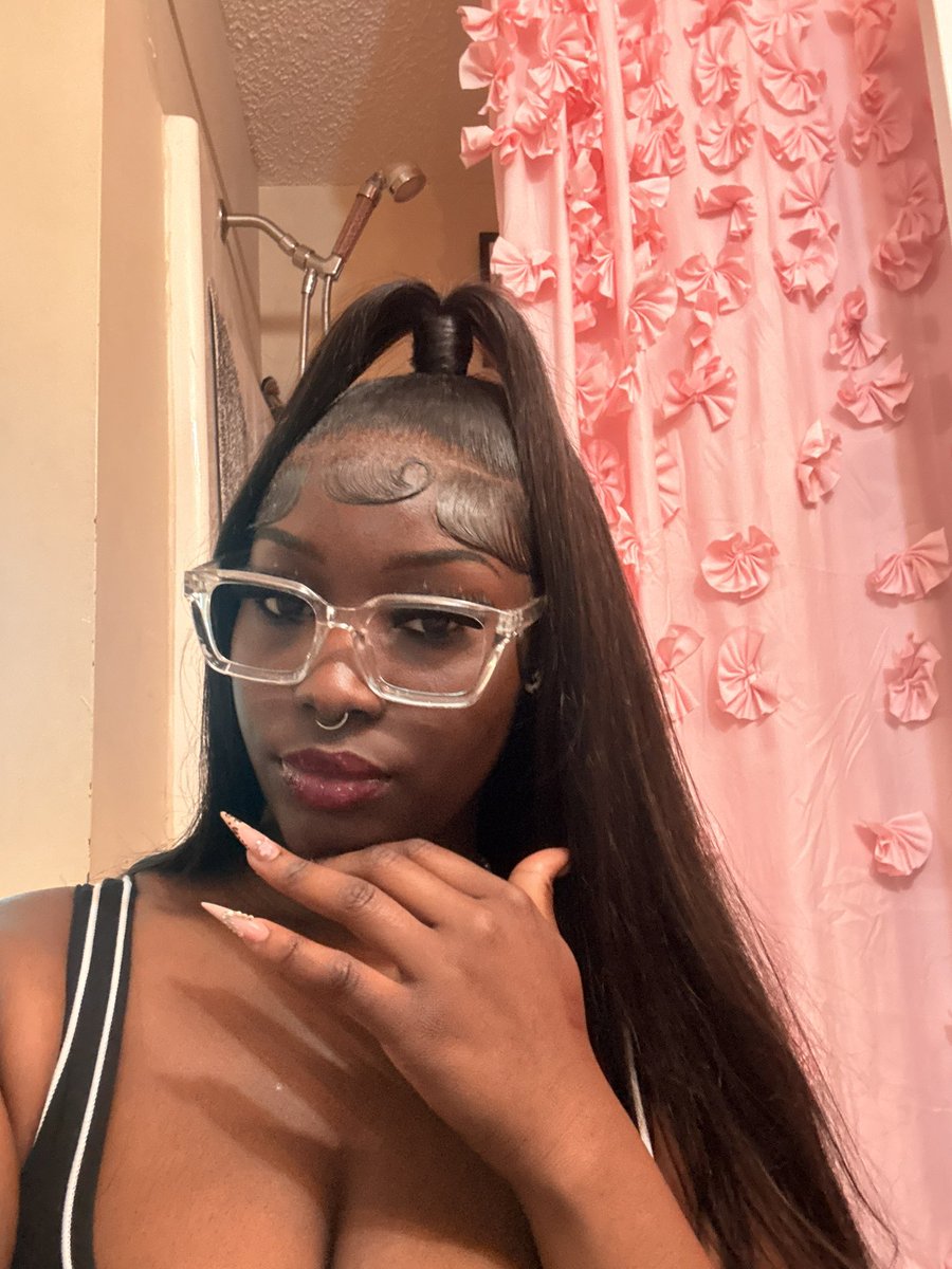 spoiledd_bratt4's tweet photo. beauty in blaccc bitch 💋 https://t.co/y9bVCWQKgK