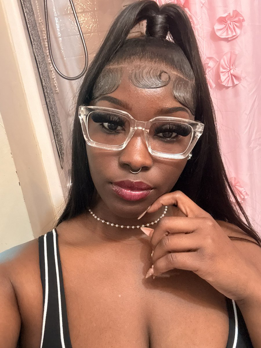 spoiledd_bratt4's tweet photo. beauty in blaccc bitch 💋 https://t.co/y9bVCWQKgK