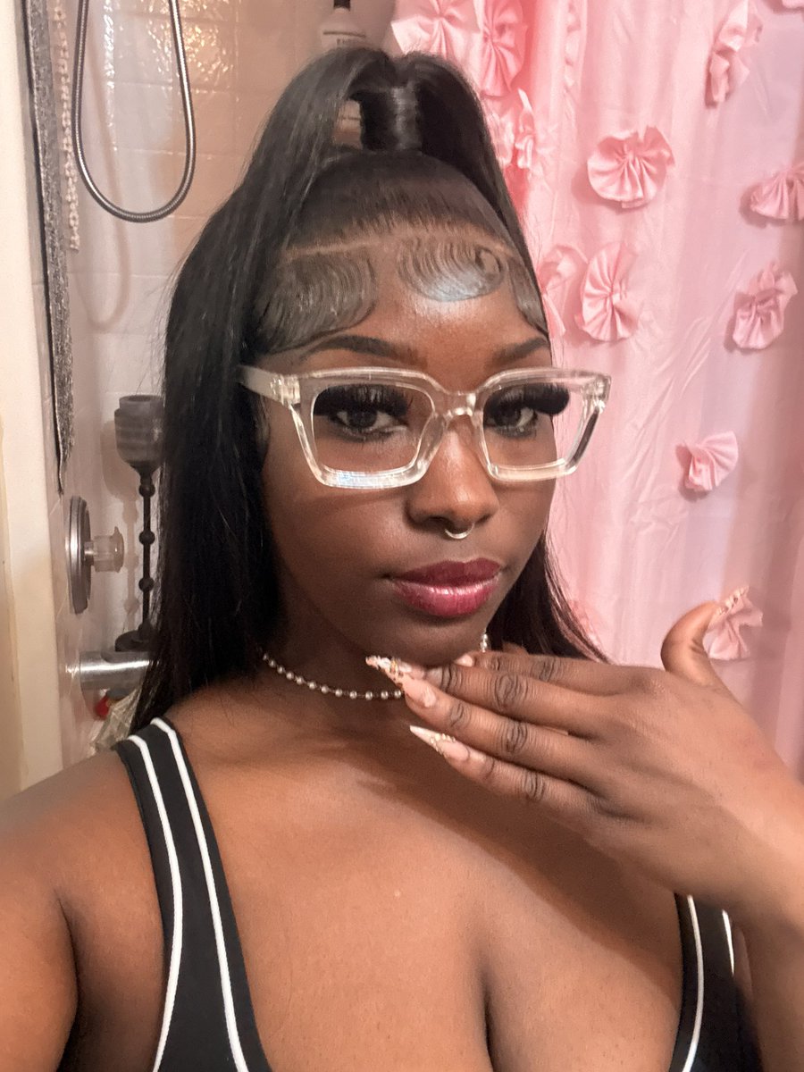 spoiledd_bratt4's tweet photo. beauty in blaccc bitch 💋 https://t.co/y9bVCWQKgK